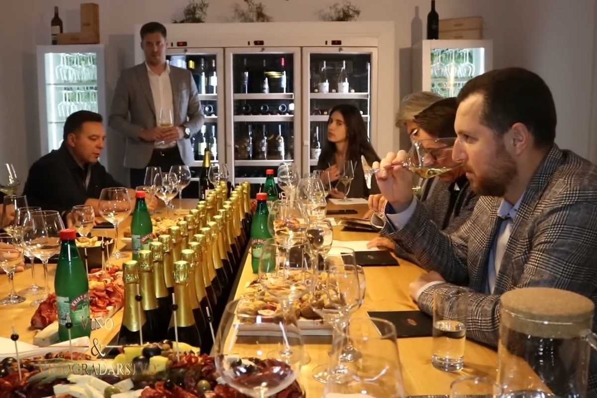 Timsko okupljanje uz degustaciju i druzenje za velikim stolom u prijatnoj atmosferi