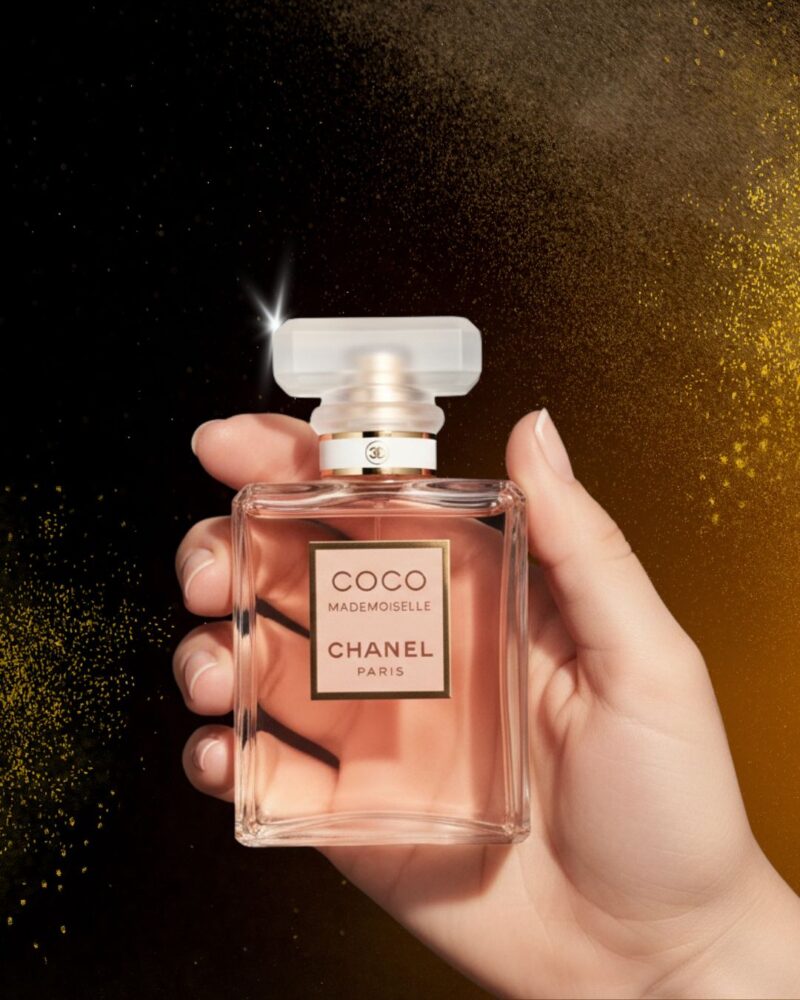 Chanel Coco Mademoiselle parfem u ruci