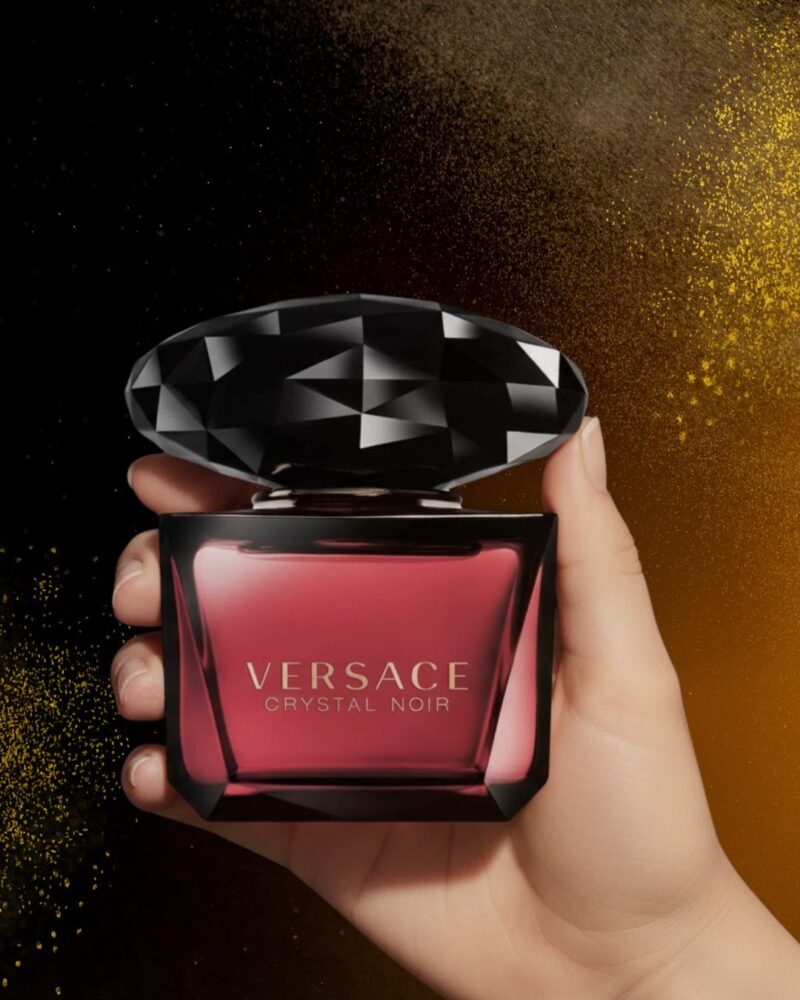 Versace Crystal Noir parfem u ruci
